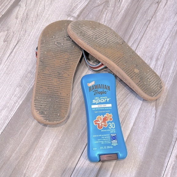 🩴Roxy cute multi color flip flops- gently used - Picture 3 of 4